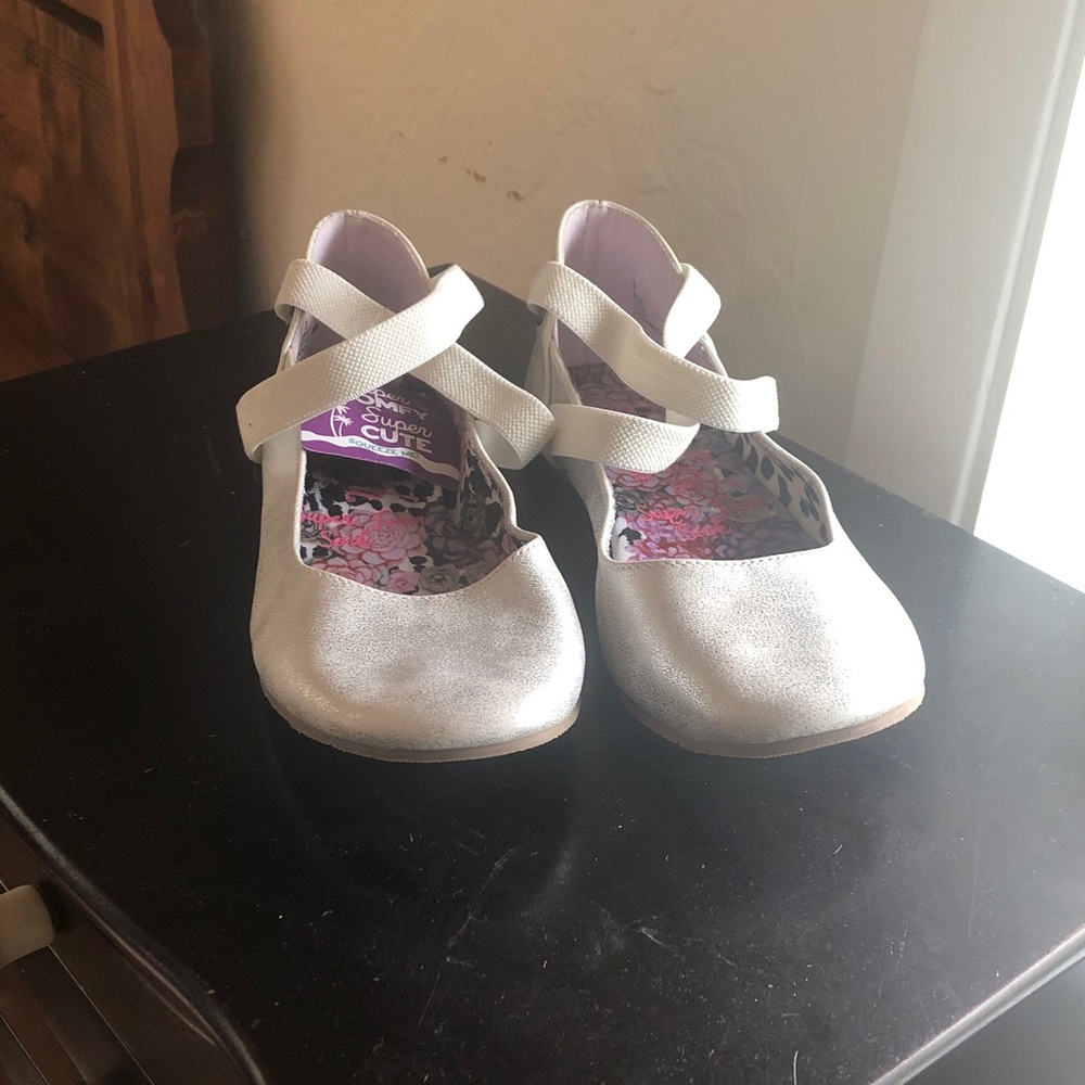 Blowfish Malibu whitish silver ballet flats size 3(kids)